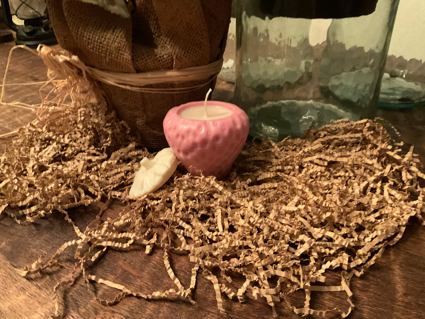 Strawberry Soy Candle – Handmade Vanilla-Scented Candle with Removable Leaf Lid