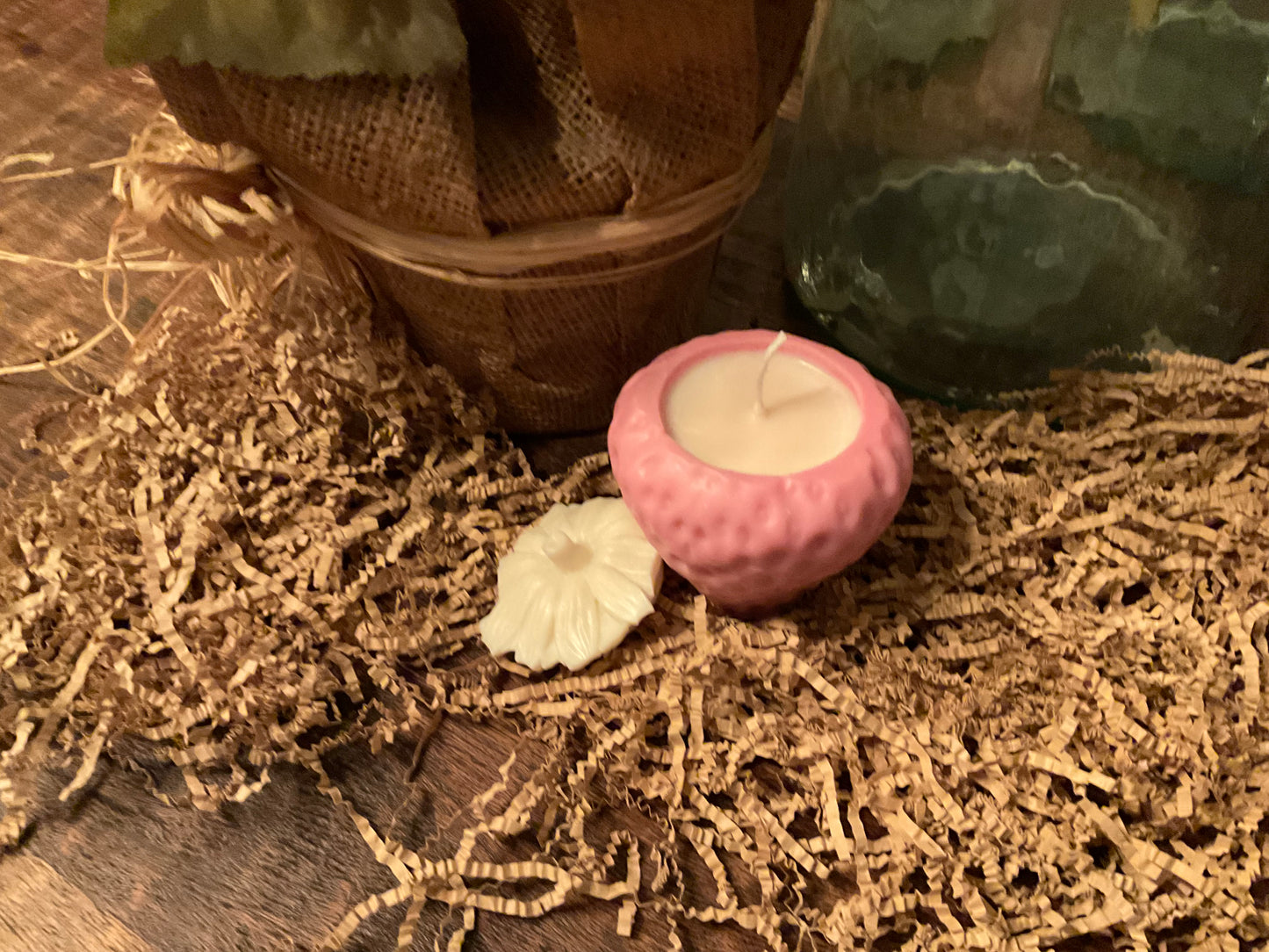 Strawberry Soy Candle – Handmade Vanilla-Scented Candle with Removable Leaf Lid